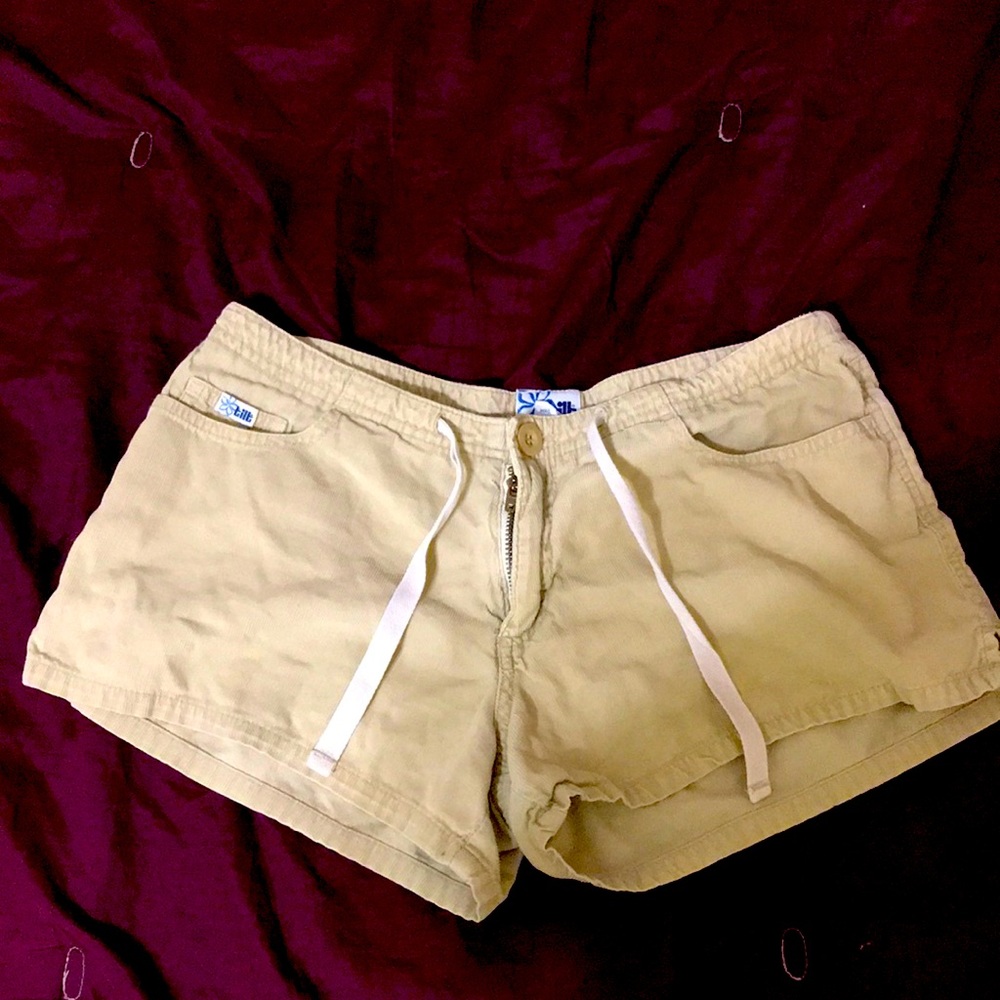 Size: 3 cream color corduroy shorts brand: Tilt